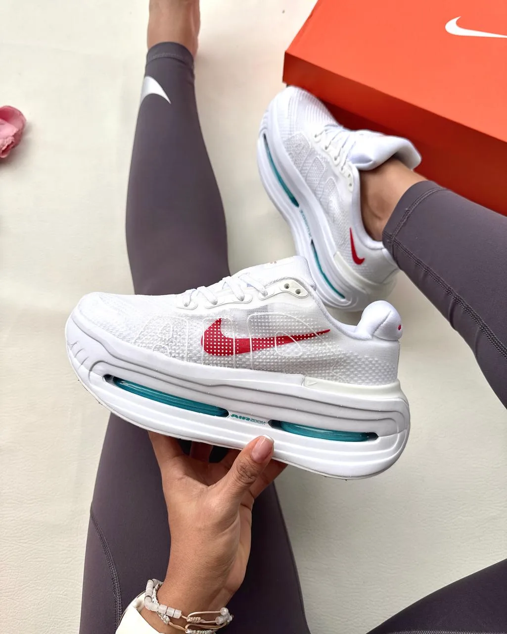 Tenis P0116 Nike vomero para mujer. imagen 2