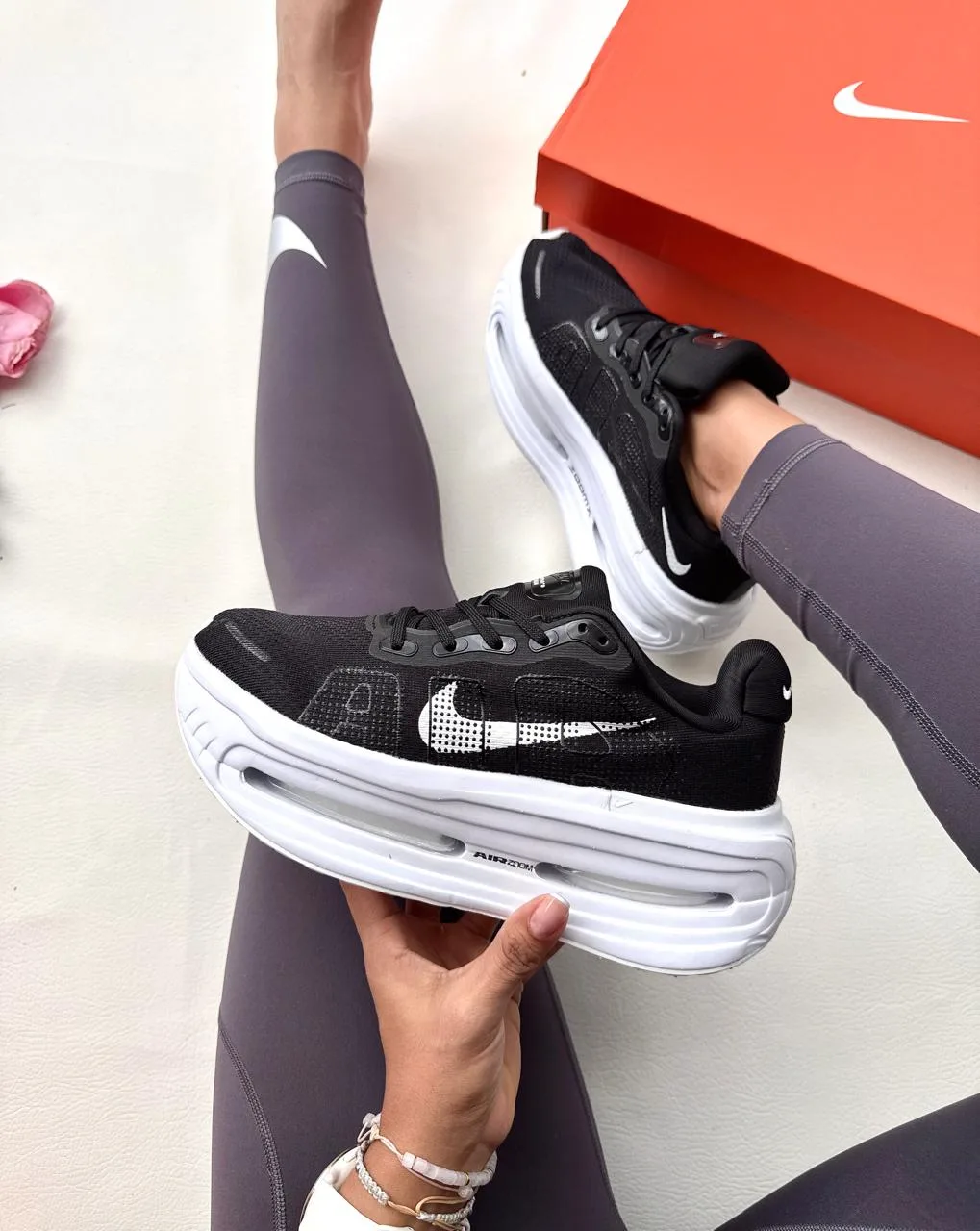 Tenis P0116 Nike vomero para mujer. imagen 3