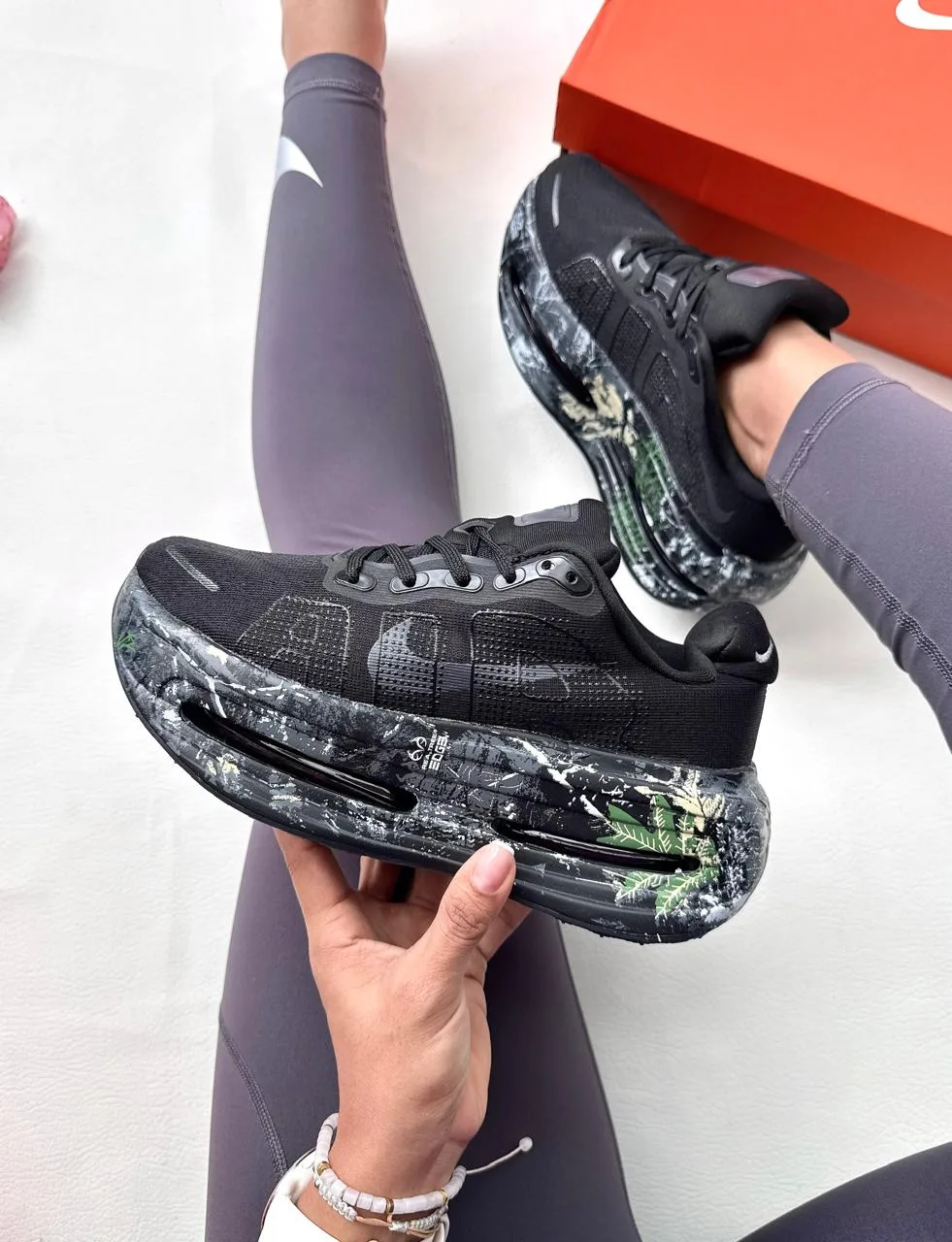 Tenis P0116 Nike vomero para mujer. imagen 4